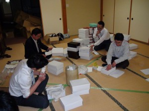 東日本大震災復興支援活動（4月・婦人靴仕分け作業） 震災復興支援 