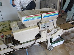 床土と種籾を育苗箱の中に入れる機械
